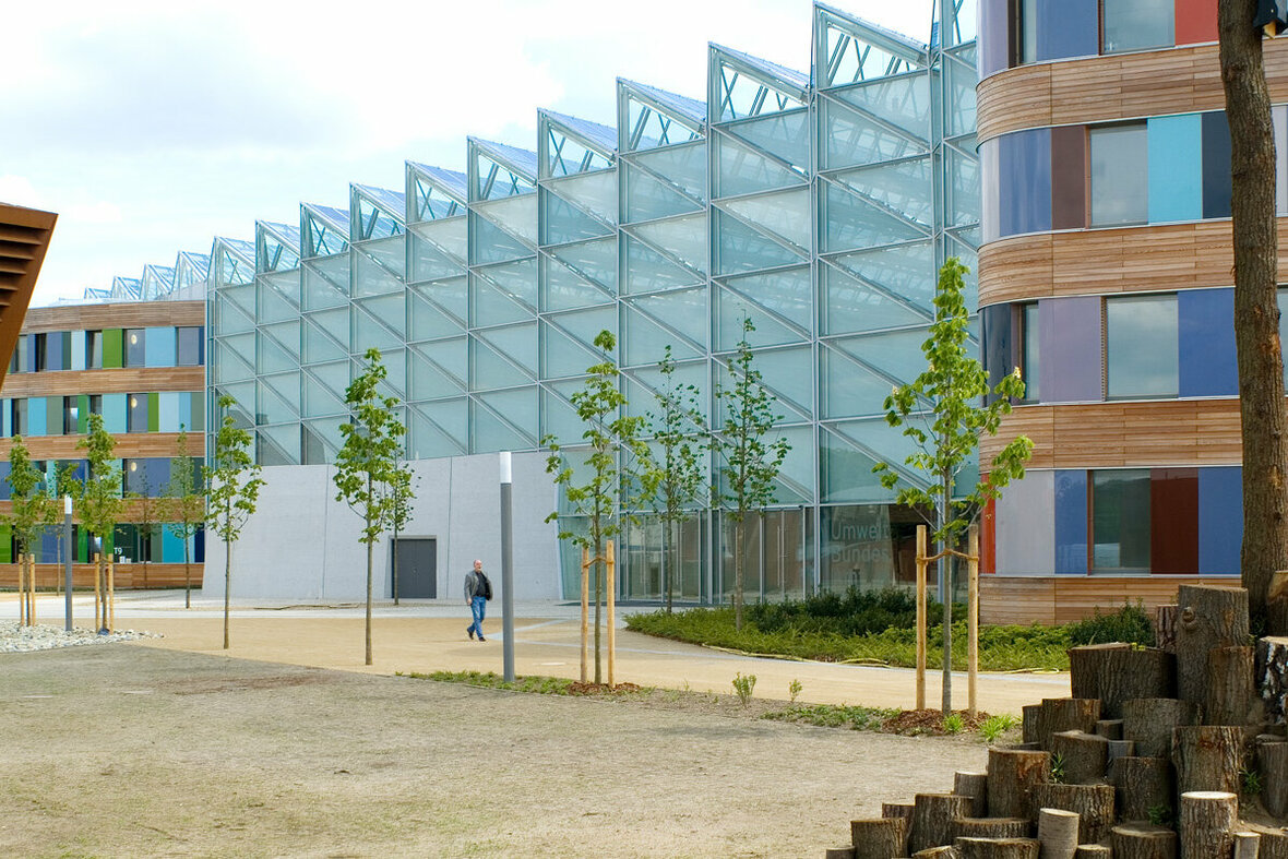 Außenansicht Gebäude mit Glasfassade