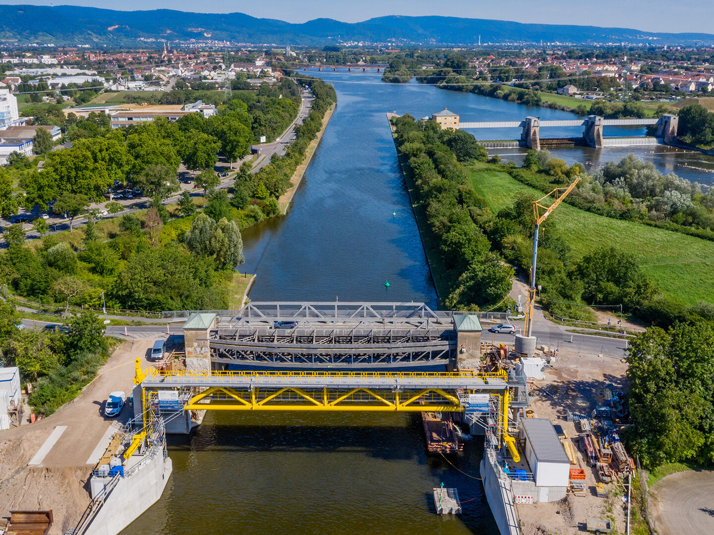 Brücke und Sperrtor über Fluss