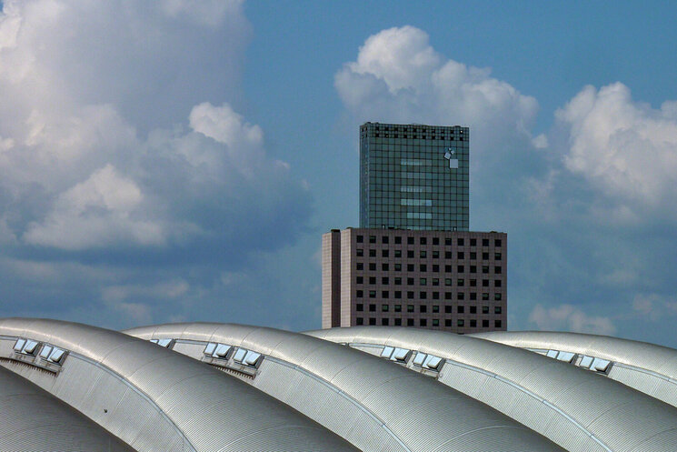 Außenansicht Decke mit Hochhaus im Hintergrund