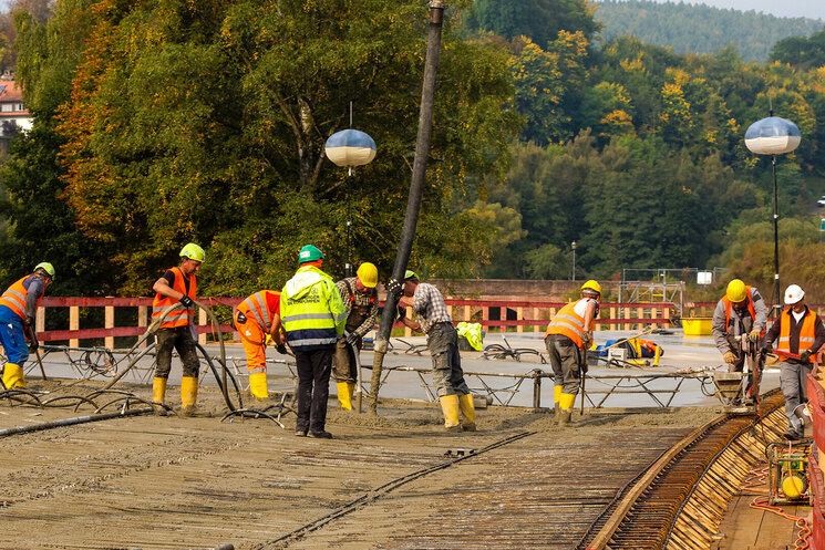 Bauzustand mit vielen Bauarbeiter auf Baustelle