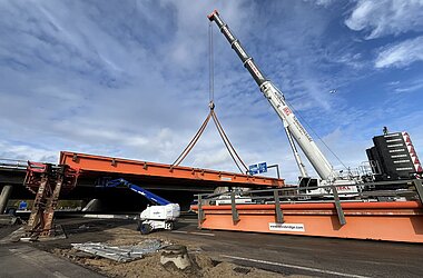 Einhub des ersten Brückenelements © KREBS+KIEFER