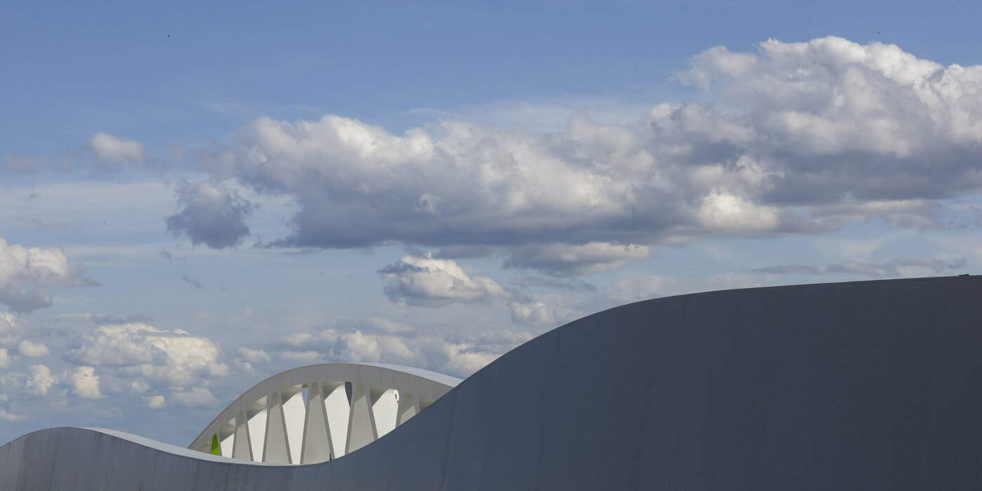 Oberer Teil von der Brücke mit blauem Himmel im Hintergrund