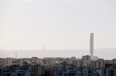 Stadtbild und in der Ferne ist der Turm von der Moschee