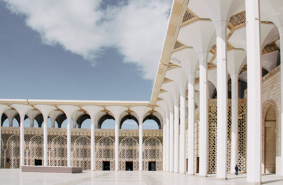 Innenhof Moschee mit vielen weißen Säulen