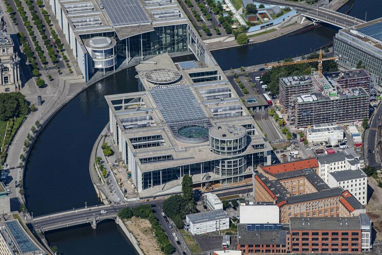Luftbild Gebäude angrenzend an Wasser und anderen Gebäuden