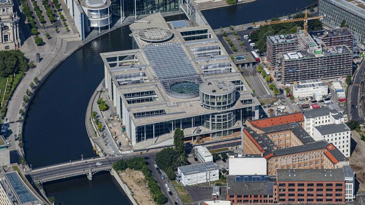 Luftbild Gebäude angrenzend an Wasser und anderen Gebäuden