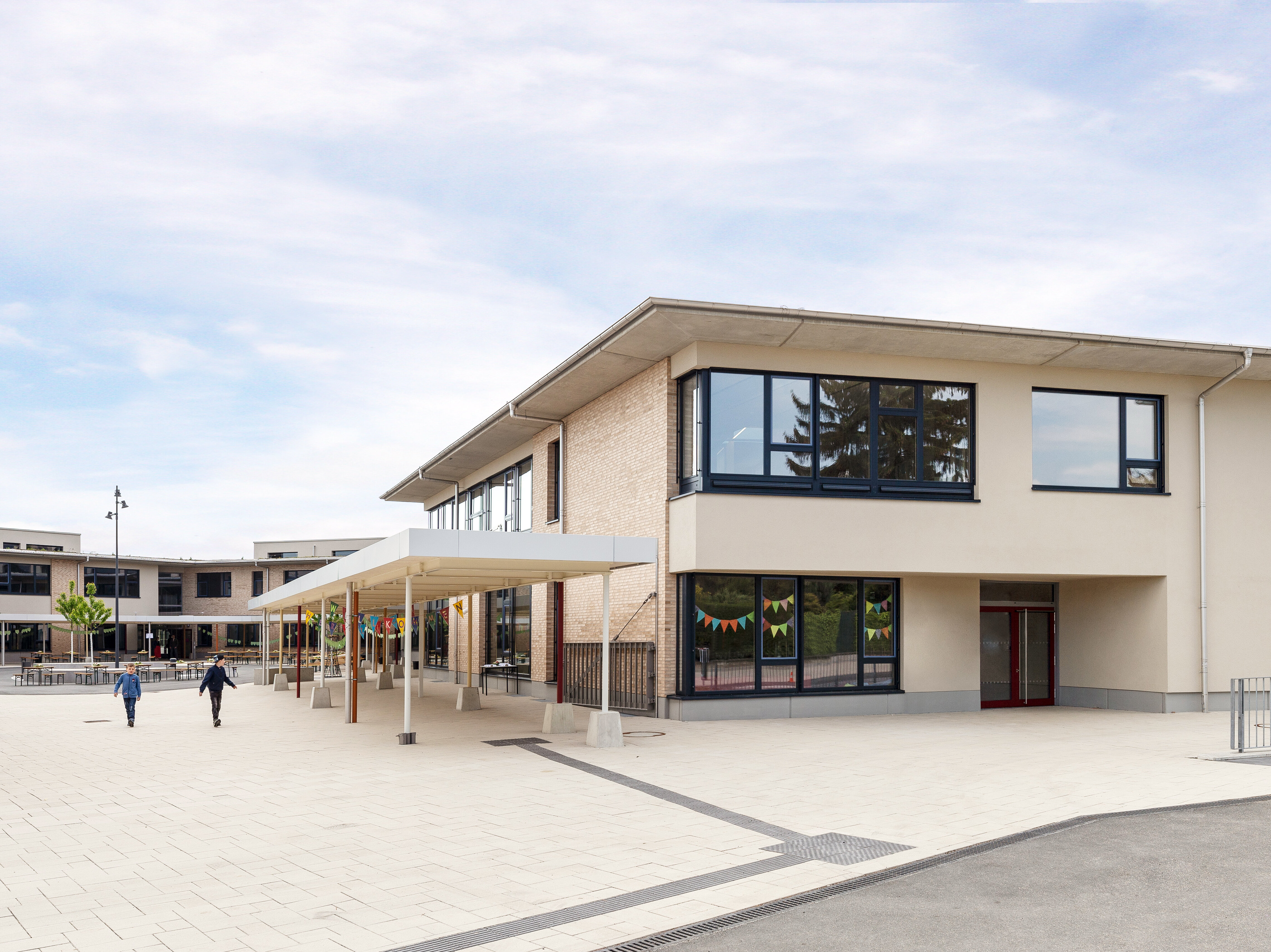 Außenansicht Schule mit Aufsicht auf Hof 