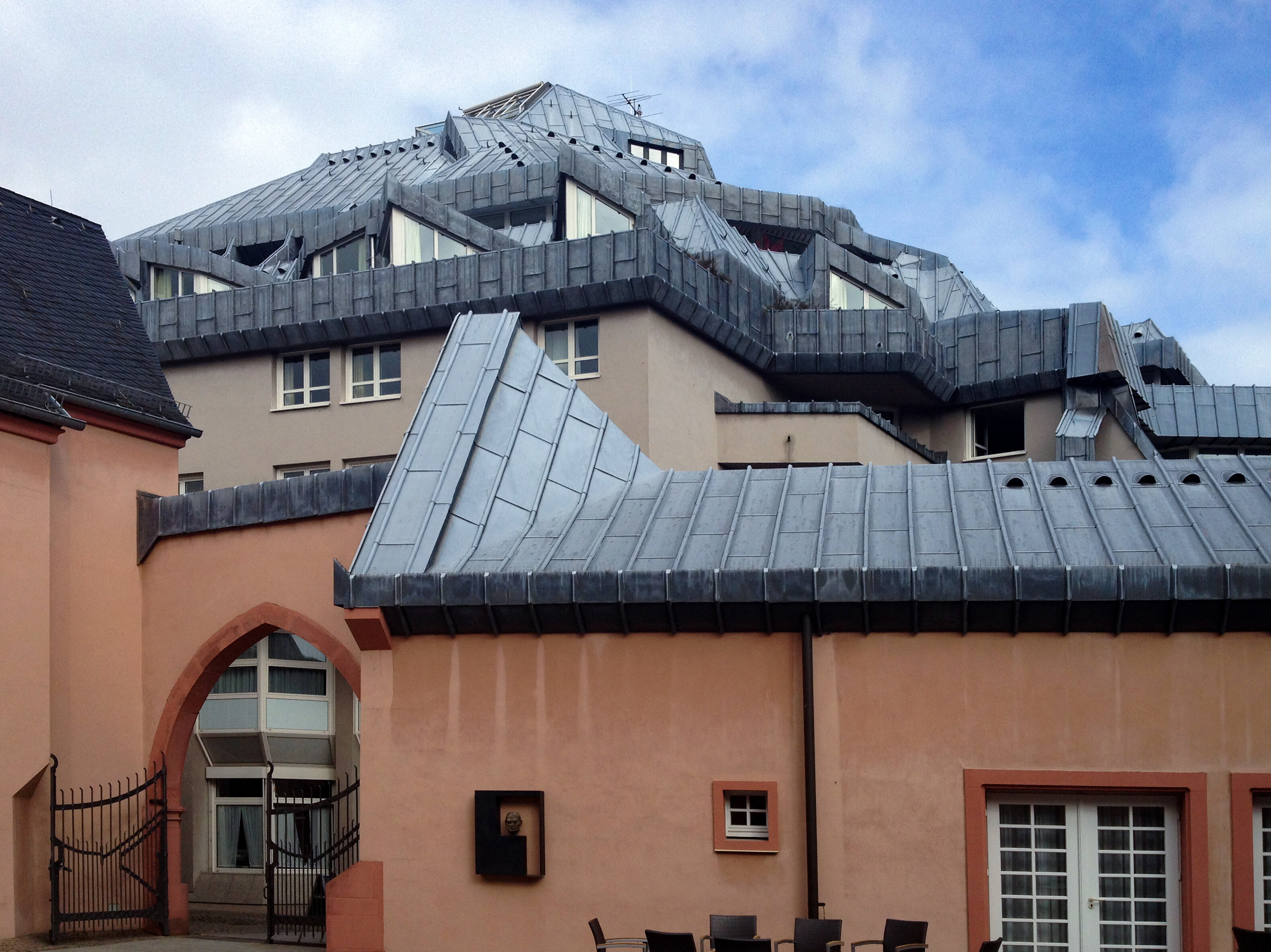 Orangenes Gebäude mit grauem Dach