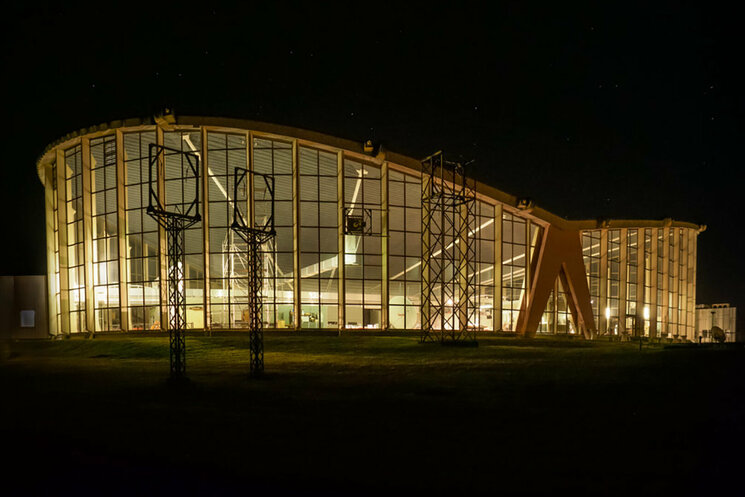 Gebäude mit viel Glasfassade mit gebogenem Dach