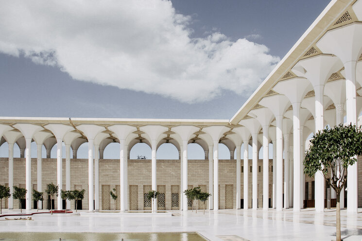 Innenhof Moschee mit vielen weißen Säulen