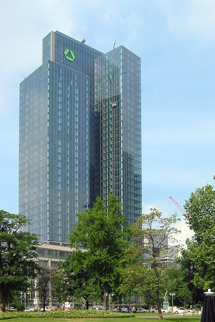 Hochhaus mit Glasfassade und Park