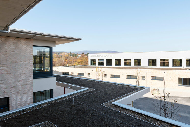 Dachansicht Schule mit Aufsicht aus Gebäude