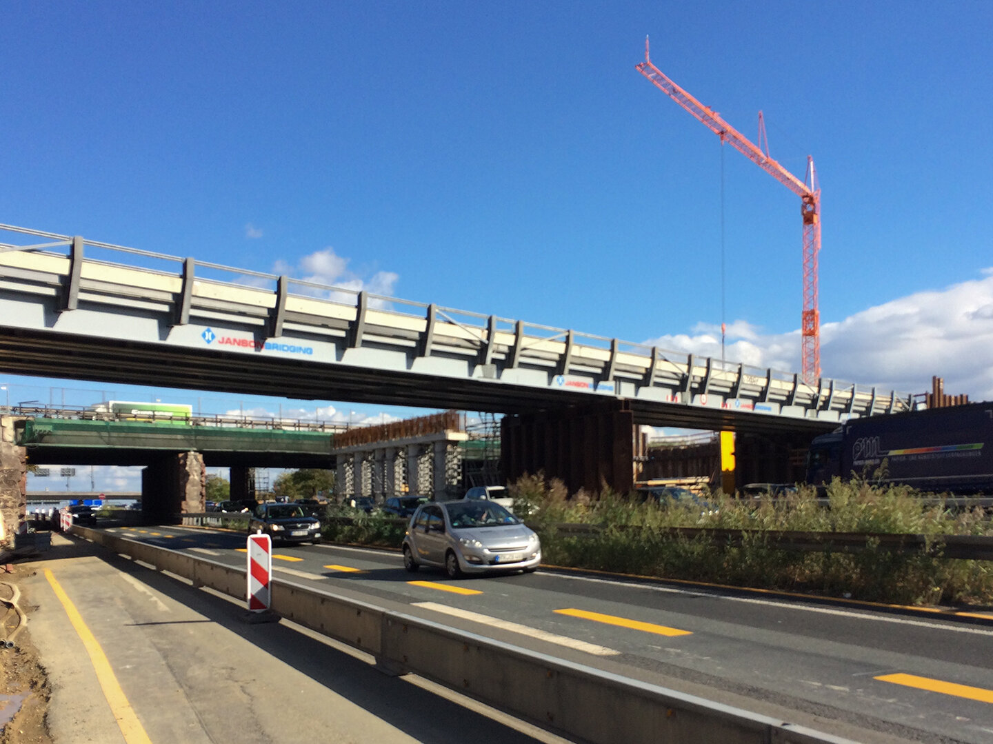 Autobahn mit Brücke