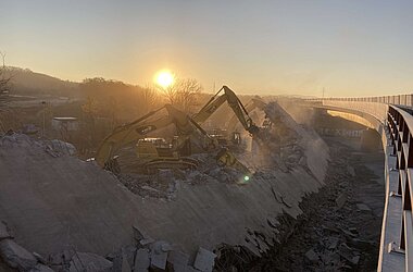 Rückbau des Überbaus des Overfly Süd im laufenden Abbruchprozess bei Sonnenaufgang.