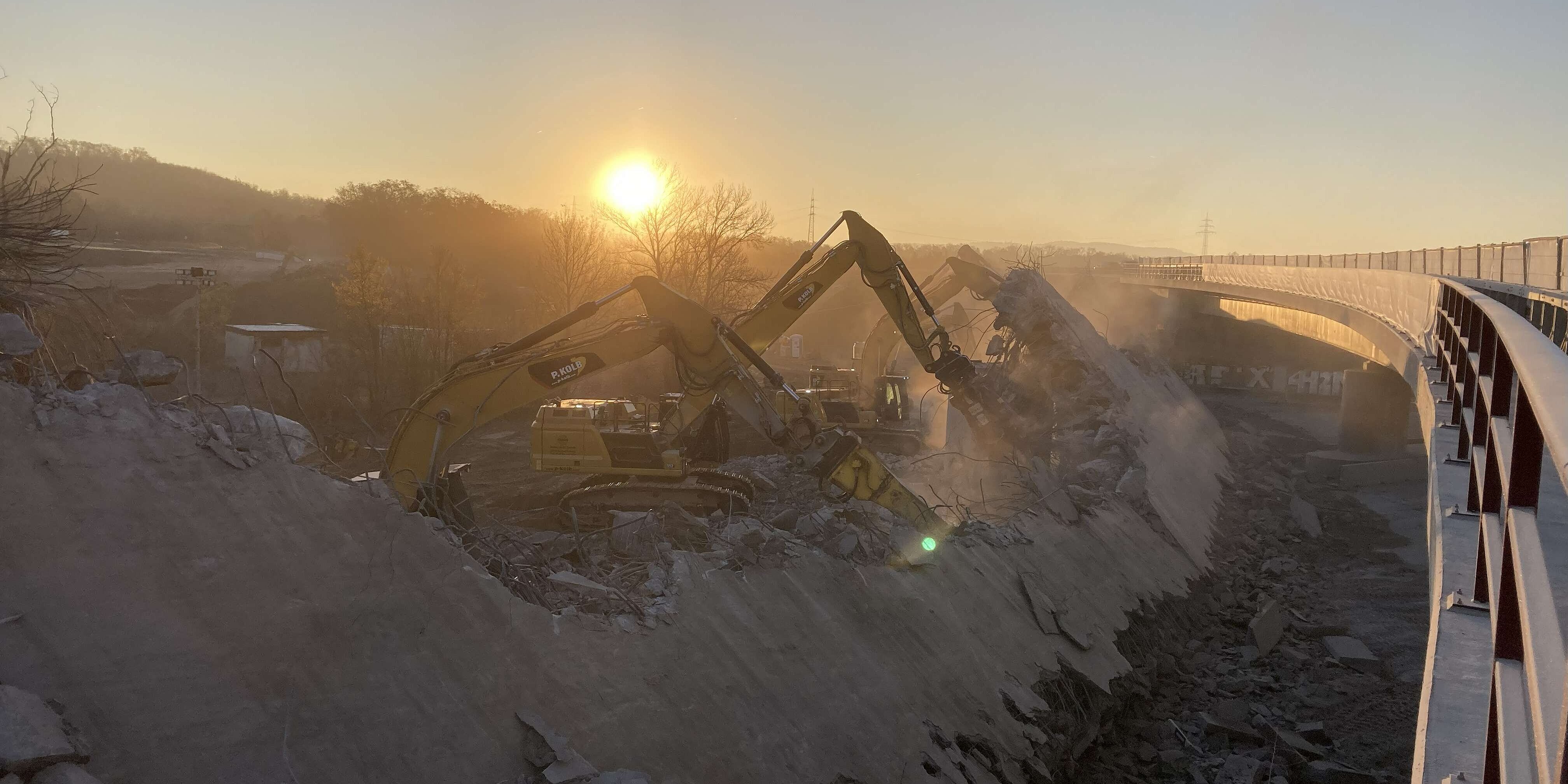 Rückbau des Überbaus des Overfly Süd im laufenden Abbruchprozess bei Sonnenaufgang.