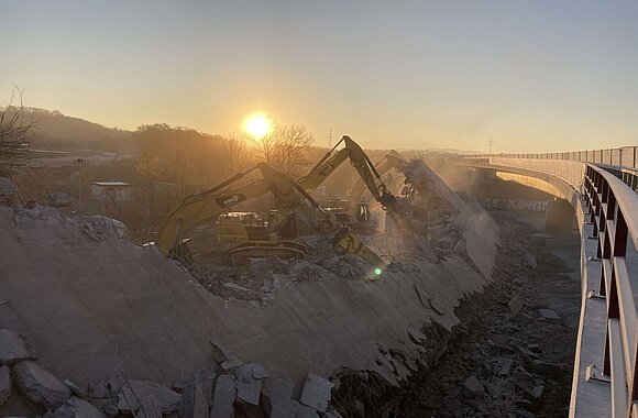 Rückbau des Überbaus des Overfly Süd im laufenden Abbruchprozess bei Sonnenaufgang.