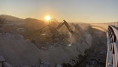 Rückbau des Überbaus des Overfly Süd im laufenden Abbruchprozess bei Sonnenaufgang.