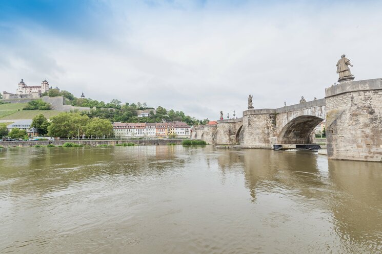 Brückenansicht im Wasser mit Ufer im Hintergrund