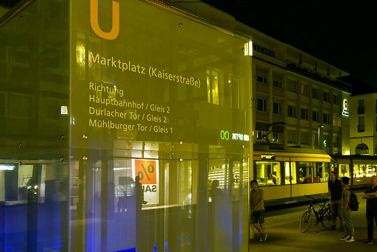 Marktplatz Haltestelle mit Verkehr und Passanten im Hintergrund