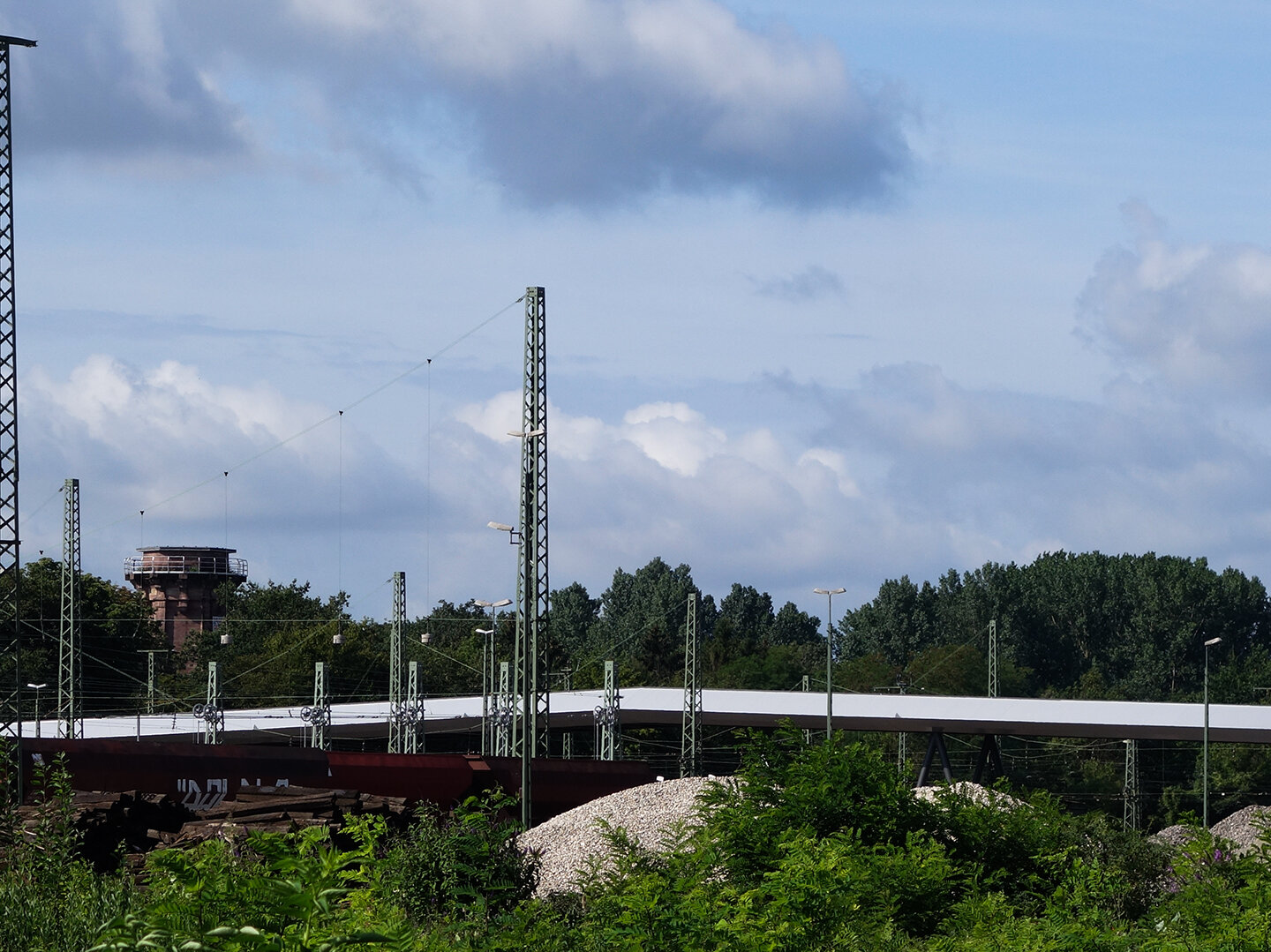 Fernbild Brücke umgeben von Bäumen