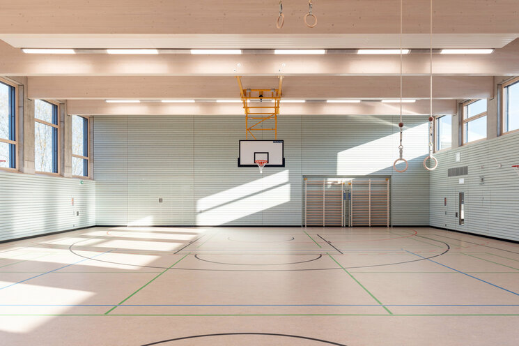 Sporthalle der Schule mit Basketballkorb