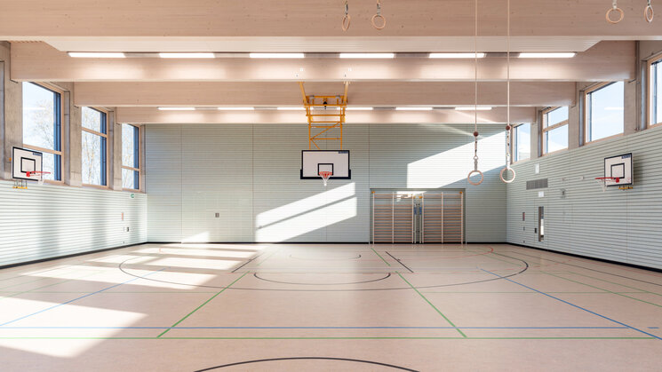 Sporthalle der Schule mit Basketballkorb