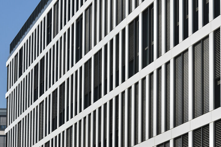 Fassade weißes Gebäude mit vielen Fenstern
