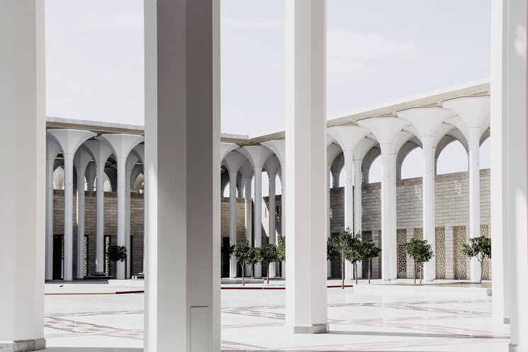 Innenhof der Moschee mit vielen weißen Säulen