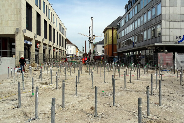 Stäbe stecken im Boden