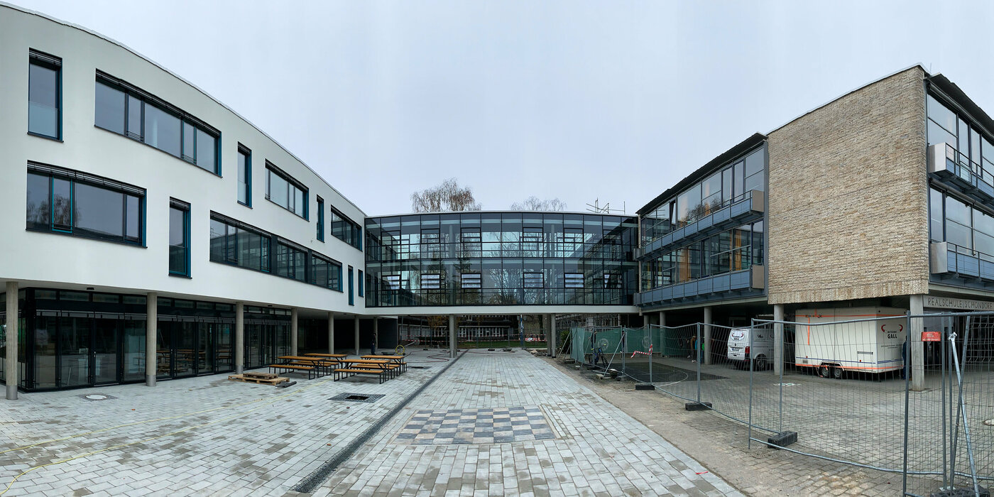 Außenansicht Vorderseite Gebäude mit Bauverbindung in der Mitte