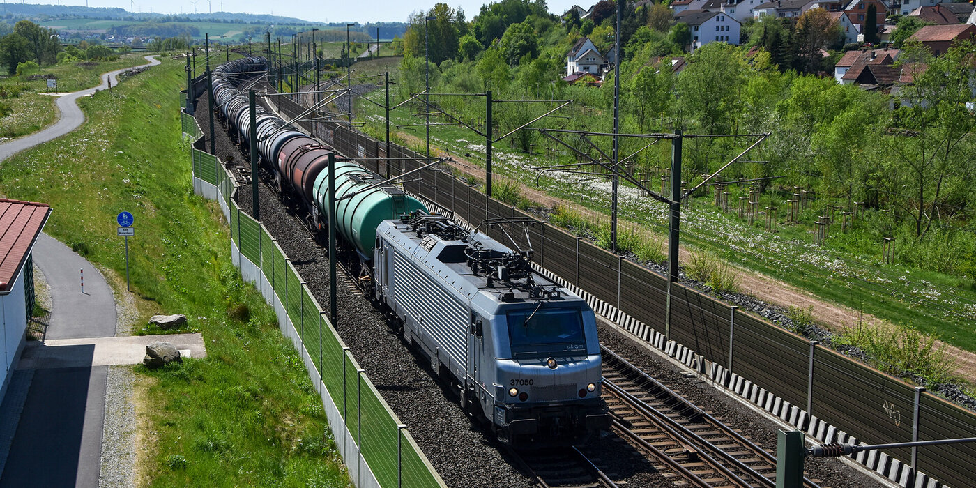 Schienen mit einem Zug der fährt