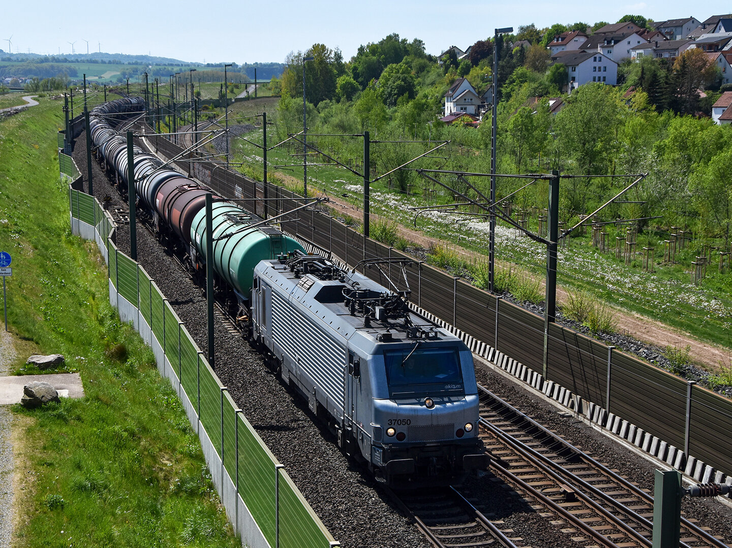 Schienen mit einem Zug der fährt