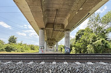 Untersicht Bestandsbauwerk Vorlandbrücke Mombach, Bereich 2-gleisige, elektrifizierte DB-Hauptstrecke Frankfurt – Koblenz (linke Rheinstrecke)