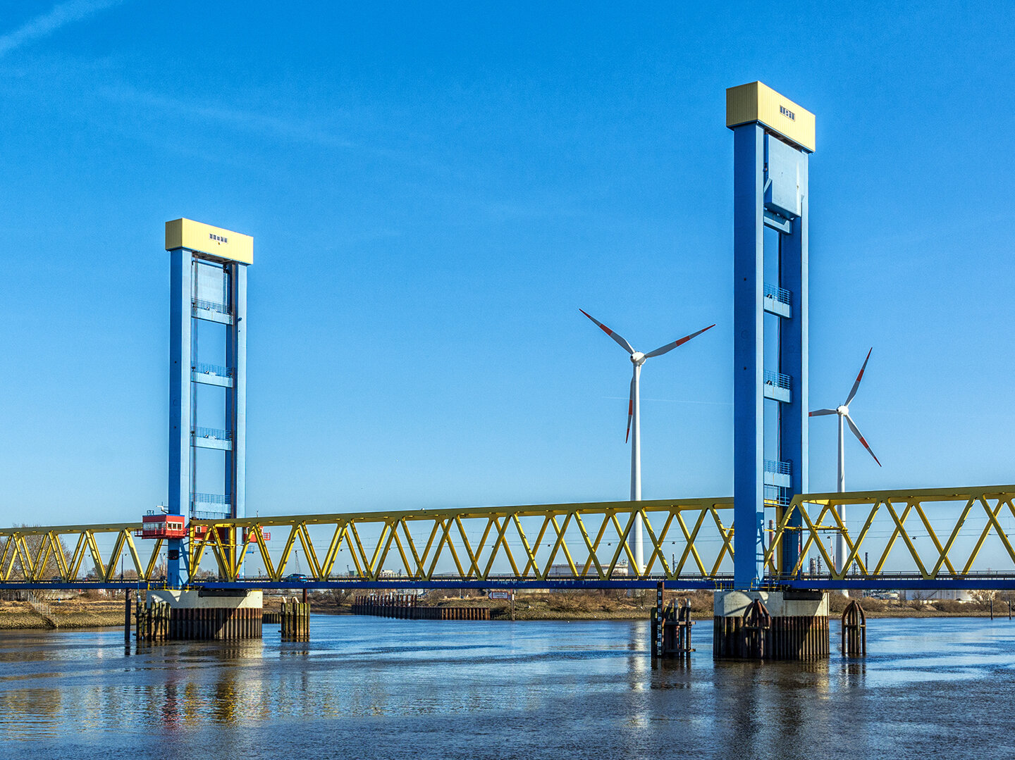 Brücke Seitenansicht über Wasser