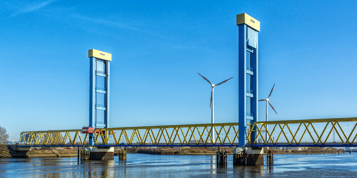 Brücke Seitenansicht über Wasser