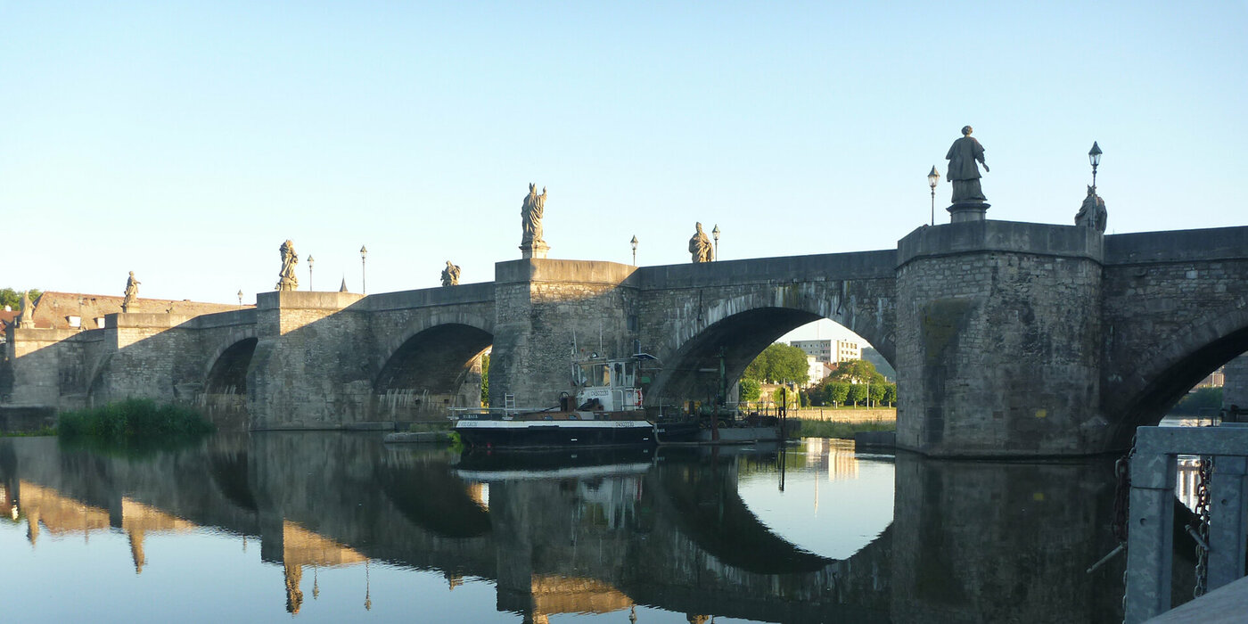 Alte Mainbrücke mit Schiff im Main