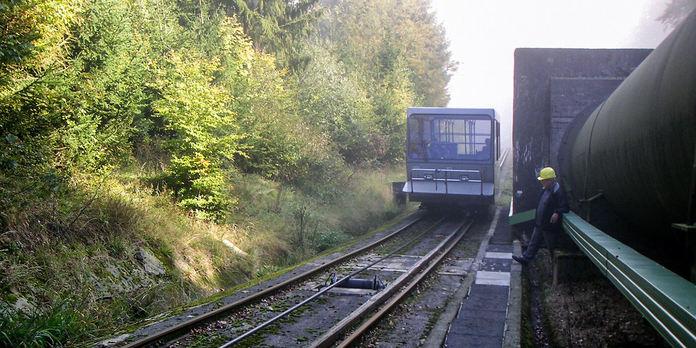 Zug auf Schienen