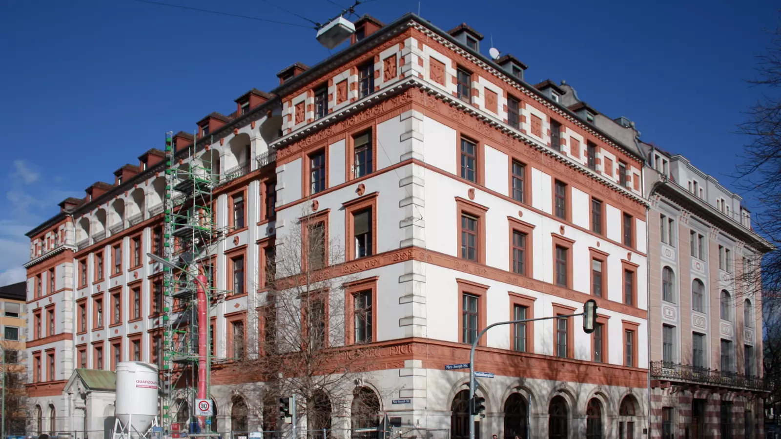 Außenansicht Gebäude an Straße