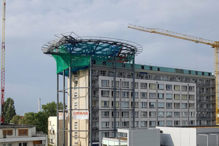 Hubschrauberlandeplatz auf Dach Gebäudeansicht Fernbild