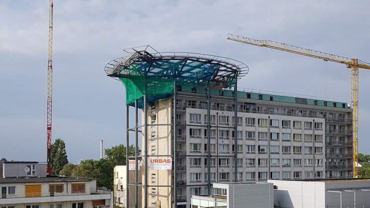 Hubschrauberlandeplatz auf Dach Gebäudeansicht Fernbild