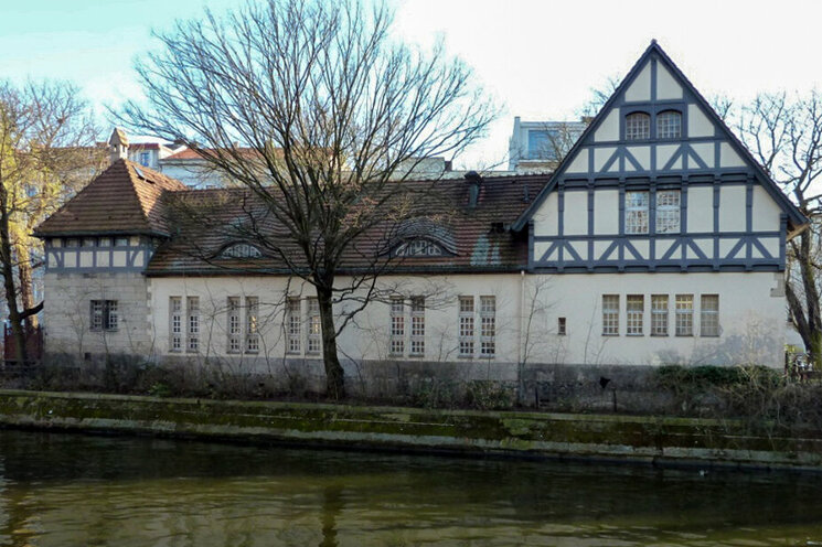 Weißes altmodisch aussehendes Gebäude mit Satteldach