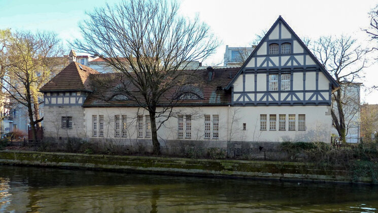 Weißes altmodisch aussehendes Gebäude mit Satteldach