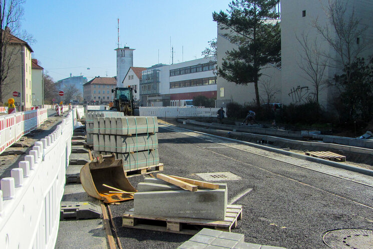 Straße Bauzustand mit Absperrung und Baumaterial