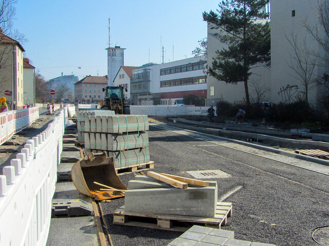 Straße Bauzustand mit Absperrung und Baumaterial