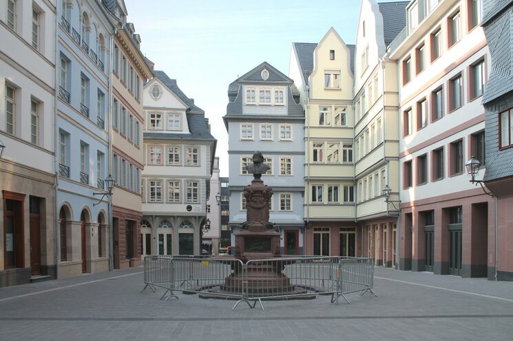 Statue mittig von Altstadt