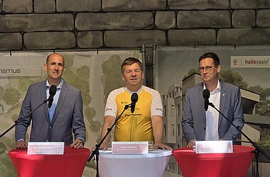 Zoodirektor Dr. Dennis Müller, Ministerpräsident Sven Schulze und Oberbürgermeister Dr. Alexander Vogt stellen die „Informations- und Erlebniswelt Saaletourismus" vor. © KREBS+KIEFER