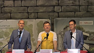 Zoodirektor Dr. Dennis Müller, Ministerpräsident Sven Schulze und Oberbürgermeister Dr. Alexander Vogt stellen die „Informations- und Erlebniswelt Saaletourismus" vor. © KREBS+KIEFER