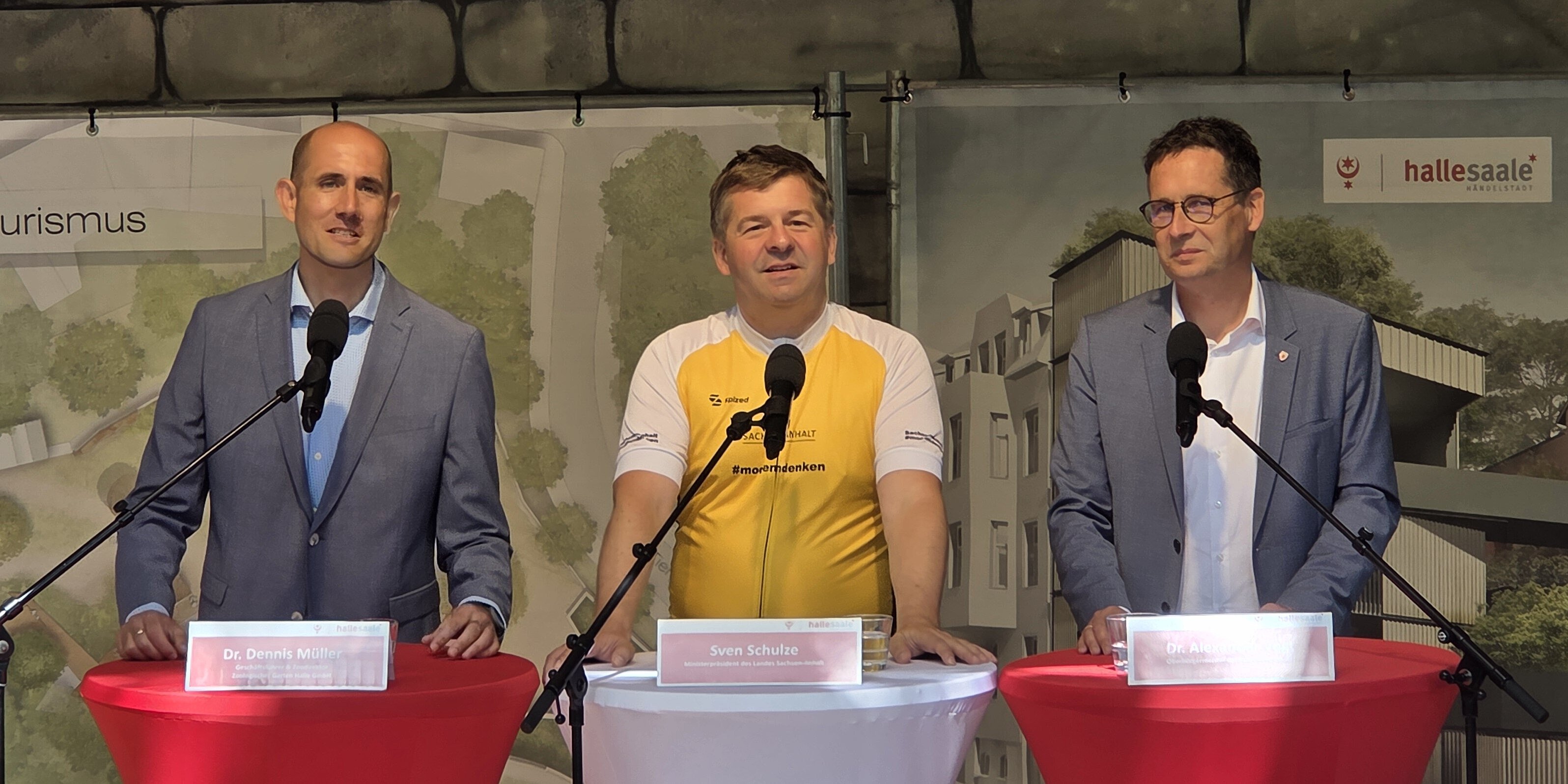 Zoodirektor Dr. Dennis Müller, Ministerpräsident Sven Schulze und Oberbürgermeister Dr. Alexander Vogt stellen die „Informations- und Erlebniswelt Saaletourismus" vor. © KREBS+KIEFER