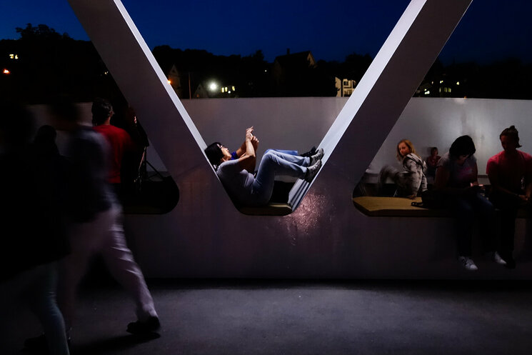 Nachtbild mit sitzenden Passanten auf der Brücke