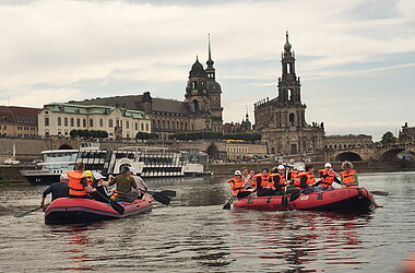 Gemeinsam auf der Elbe: Die Schlauchboottour führte das Dresdner Team vorbei an der historischen Stadtkulisse in Richtung Pieschen.